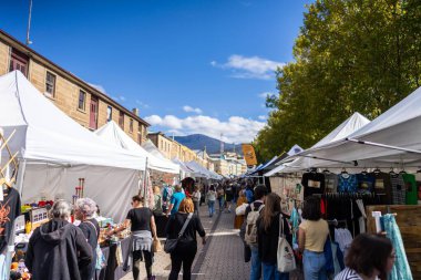 Çiftçi pazarında turist, Hobart Avustralya 'daki Salamanca pazarında.