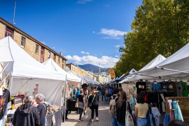 Çiftçi pazarında turist, Hobart Avustralya 'daki Salamanca pazarında.