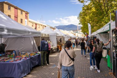 Çiftçi pazarında turist, Hobart Avustralya 'daki Salamanca pazarında.