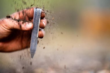 Bir tarlada toprak testi için toprak örneği alıyorum. Avustralya 'da karbon tecrit ve bitki sağlığı testi