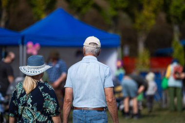 Hobart Avusturalya 'daki Salamanca pazarında turist.