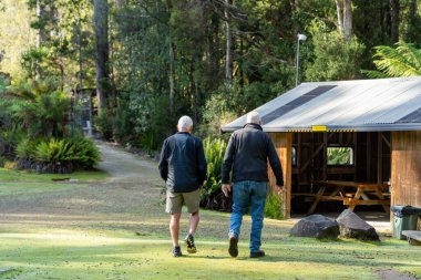 Tazmanya çöllerinde dağ eteğinin altındaki çalılıklarda ve vahşi doğada sırt çantasıyla kamp yaparken. 