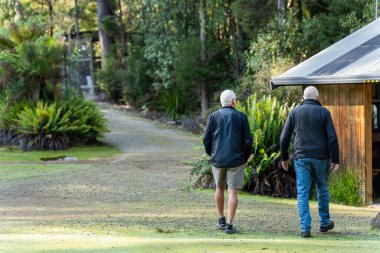 Tazmanya çöllerinde dağ eteğinin altındaki çalılıklarda ve vahşi doğada sırt çantasıyla kamp yaparken. 