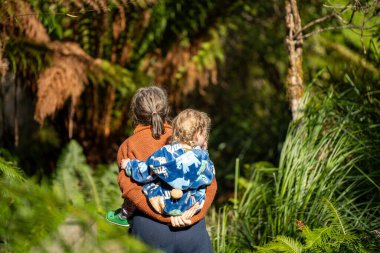 Tazmanya çöllerinde dağ eteğinin altındaki çalılıklarda ve vahşi doğada sırt çantasıyla kamp yaparken. 