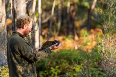  Çiftçi, bir çiftlikte toprak tutuyor ve Avustralya 'da ilkbaharda dünyanın sağlığıyla ilgileniyor.