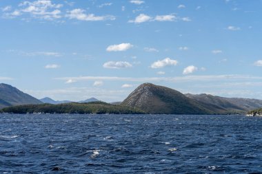 Avustralya 'nın ücra ormanlarında, baharda Avustralya ve Yeni Zelanda' da bir yatta denize açılmak.