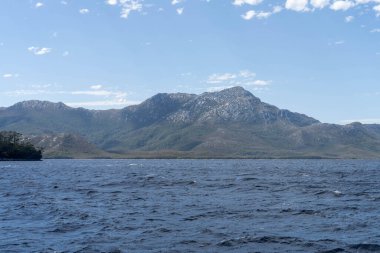 Okyanus kıyısındaki sahilin yanında, Tazmanya, Avustralya 'nın ücra bir köşesinde deniz yatı seyrediyor. 