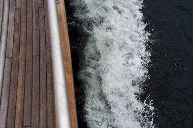 Avustralya çalılıklarında bir milli parktaki nehirde bulunan teneke sandal.