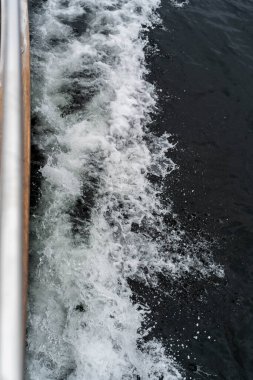 Avustralya çalılıklarında bir milli parktaki nehirde bulunan teneke sandal.