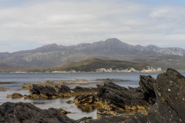 Avustralya 'nın ıssız ormanlarında, ilkbaharda, Avustralya' nın sahil şeridindeki bir sahilde dalgalanan bir yatla denize açılmak.