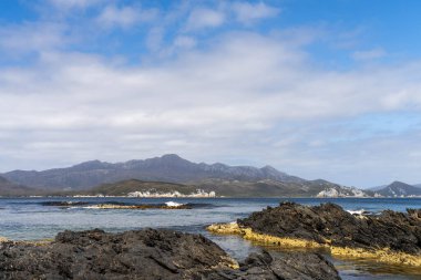 Avustralya 'nın ıssız ormanlarında, ilkbaharda, Avustralya' nın sahil şeridindeki bir sahilde dalgalanan bir yatla denize açılmak.