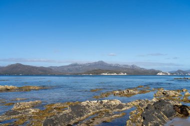 Avustralya 'nın ıssız ormanlarında, ilkbaharda, Avustralya' nın sahil şeridindeki bir sahilde dalgalanan bir yatla denize açılmak.