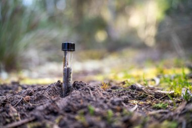 Yerdeki toprakla birlikte su damlası.