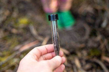 Siyah bardaklı bir kadın.
