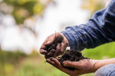 Çiftçinin çiftlikte toprak tutması ilkbaharda dünyanın sağlığıyla ilgilenmesi.