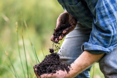 Çiftçinin çiftlikte toprak tutması ilkbaharda dünyanın sağlığıyla ilgilenmesi.
