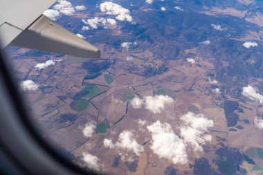 Rejeneratif tarım çiftliğinde tarımsal dönüş. Avustralya 'da sürdürülebilir tarım. Yuvarlak dönüş. Dairesel kırpma. İlkbaharda tepeden bakan bir uçaktan