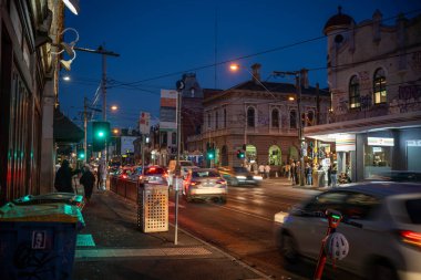 Melbourne 'daki Johnson Caddesi' nde gece yarısı Avustralya 'daki gece hayatı...