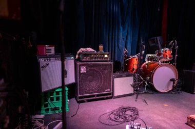 Bir rock konserinde izleyicilere gitar çalan bayan müzisyen. ses denetimi bir anahtar ile