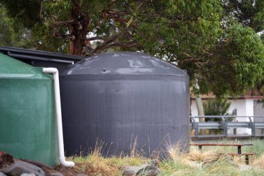 Şebeke dışı su tankları bir evde içmek için yağmur topluyor.