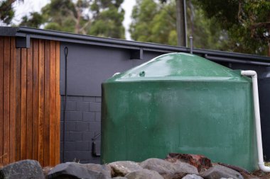 Şebeke dışı su tankları bir evde içmek için yağmur topluyor.