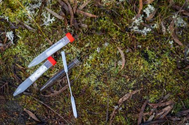 Çiftçi tarladaki bir test tüpünden toprak örnekleri topluyor. Çiftlikteki toprak karbon ve bitki sağlığını kontrol eden tarımcı.