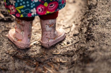 Çamurlu çizme çizmeleri ve çizmeler çamurlu ve suyla yürüyordu.