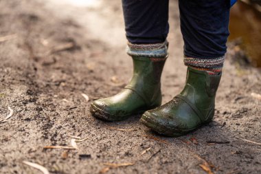Çamurlu çizme çizmeleri ve çizmeler çamurlu ve suyla yürüyordu.