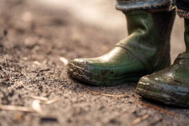 Çamurlu çizme çizmeleri ve çizmeler çamurlu ve suyla yürüyordu.
