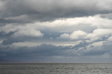 Avustralya 'da kışın, denizin üstünde yağmur bulutları olan okyanus.