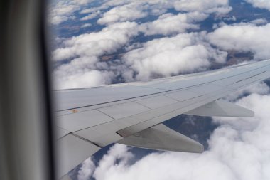 Avustralya 'nın üstündeki bulutlara uçağın kırılışına bakıyorum.