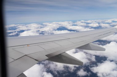 Avustralya 'nın üstündeki bulutlara uçağın kırılışına bakıyorum.