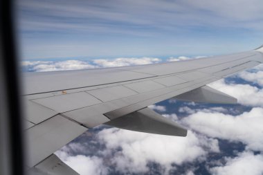 Avustralya 'nın üstündeki bulutlara uçağın kırılışına bakıyorum.