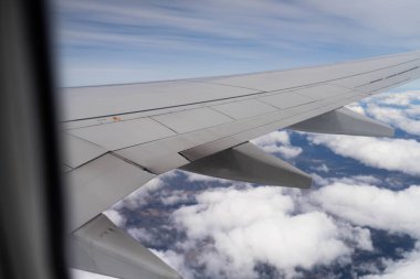 Avustralya 'nın üstündeki bulutlara uçağın kırılışına bakıyorum.