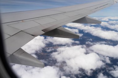 Avustralya 'nın üstündeki bulutlara uçağın kırılışına bakıyorum.