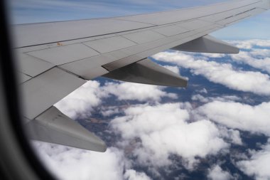 Avustralya 'nın üstündeki bulutlara uçağın kırılışına bakıyorum.