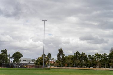 Avustralya 'da Sping' de bir parkta futbol sahasının etrafında hafif kuleler var.