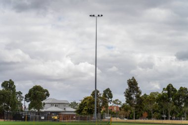 Avustralya 'da Sping' de bir parkta futbol sahasının etrafında hafif kuleler var.