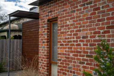 Baharda Avustralya 'nın banliyölerinde yapılan yeni kırmızı tuğlalı ev