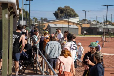 Arkadaşlar kil tenis kortunda sosyal tenis kulübü oynuyorlar. 