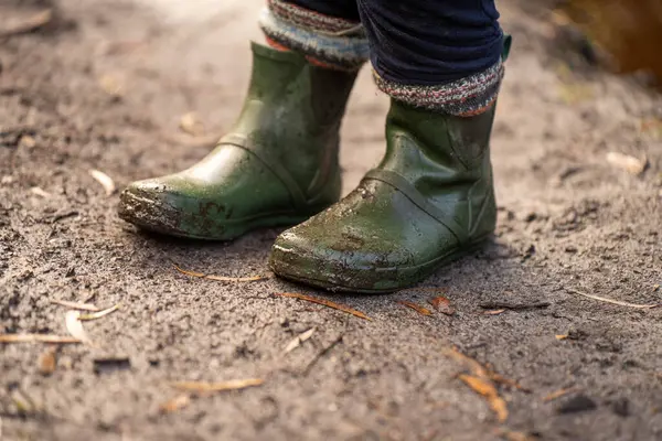 Çamurlu çizme çizmeleri ve çizmeler çamurlu ve suyla yürüyordu.