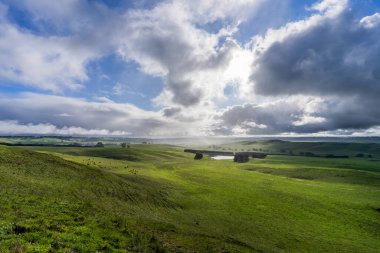 bulutlu ve dağlı güzel bir manzara.