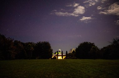 Avustralya 'daki güzel sığırlar ot yer, otlakta otlarlar. Tarımsal bir çiftlikte yetiştirilen sığır sürüsü. Avustralya 'da sürdürülebilir tarım