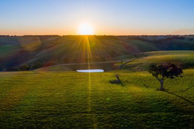 Bir dağın tepesinde, altında büyük bir göl, üstünde bulutlar olan bir dünyada.