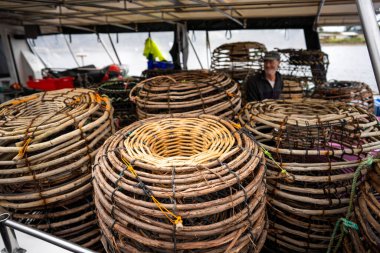 Istakoz balıkçı teknesi, deniz ürünleri endüstrisi ve kerevit yakalamak için tencere ve tuzaklar kuruyor.