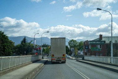 Yağmurda otoyolda giden arabalar.