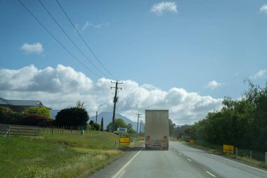 Yağmurda otoyolda giden arabalar.