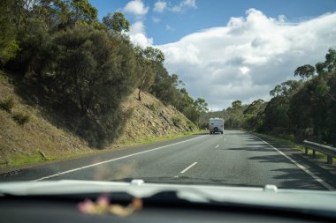 Yağmurda otoyolda giden arabalar.