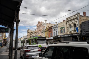 Sydney Yolu Melbourne 'da trafik sıkışıklığı olan insanlar yaz aylarında hippilerle Melbourne' da bisiklet sürüyorlar.