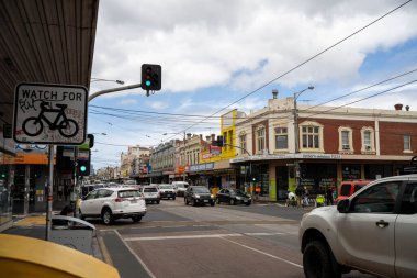 Sydney Yolu Melbourne 'da trafik sıkışıklığı olan insanlar yaz aylarında hippilerle Melbourne' da bisiklet sürüyorlar.